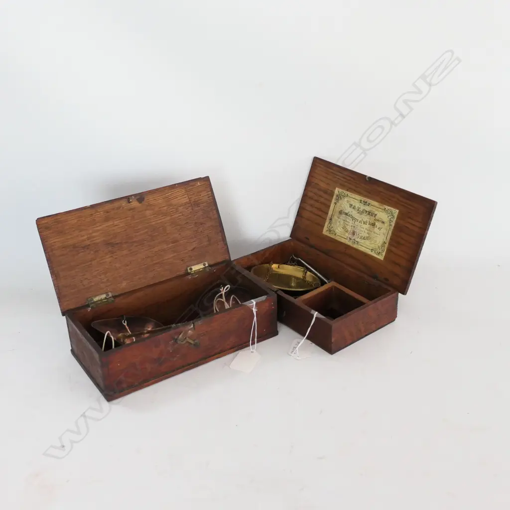 2 BEAM BALANCES IN OAK BOXES: J.LONG, LONDON BRASS w COPPER PANS AND W & T AVERY, B'HAM, STEEL w BRASS PANS w WEIGHTS Image 1++